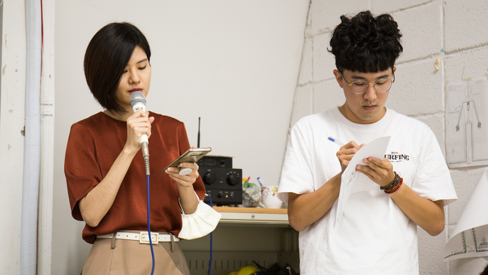 詩柔和䕒澤聽著大家的作品提案並給予意見回饋