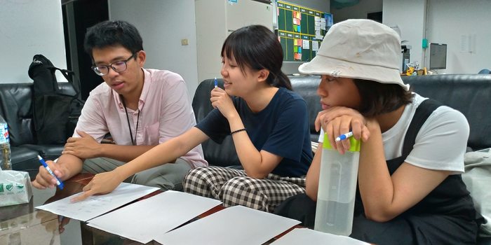 走訪大崎之後，學員需決定拍攝主線，共同討論出拍攝主題。此照為該小組決定以雜貨店為發想的過程。