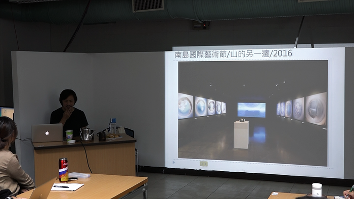 馮偉中老師介紹作品《山的另一邊》。