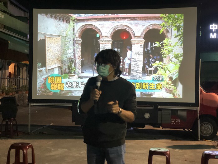 紀錄片導演曾吉賢進行放映開場 (撰稿人提供呂冠瑩同學)