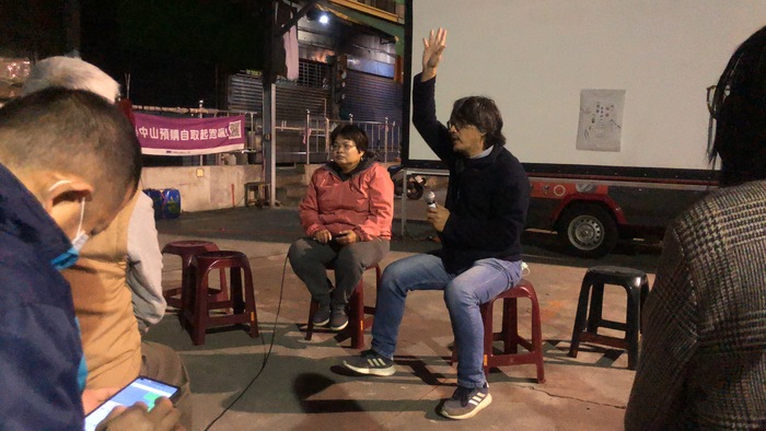 映後時曾吉賢導演分享拍攝時趣事 (撰稿人提供呂冠瑩同學)