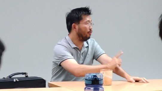 演講者詢問聽眾，認為什麼是造成（在人口研究調查下）非洲黑人人口多，但看到的卻很少的情況？