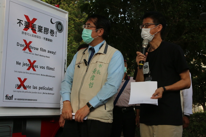 黃偉哲市長與吳永毅老師在紅莫妮卡前為成果展開場。