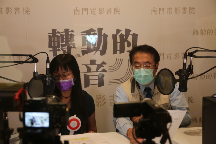 黃偉哲市長與主持人倪琇茹（倪可）於直播錄音室錄製放送稿。