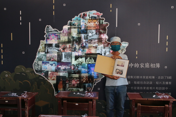家庭相簿徵集展區與相簿提供者安平區得記中藥行老闆陳義添先生。