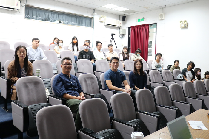 校友詹晨智攝影師分享「電影藝術中的光影設計」，本次工作坊由陳齡慧所長主持，袁子賢老師規劃。