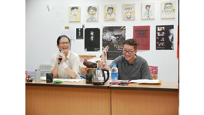 助理教授洪菁勵與助理教授袁子賢給予學生們回饋
