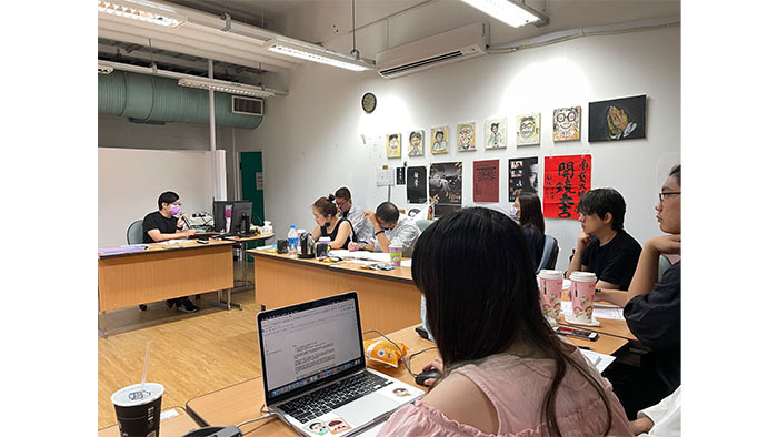 同學們進行劇情短片創作案的提案