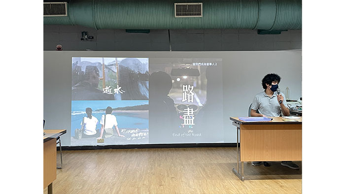 同學們進行裝置藝術的創作案提案