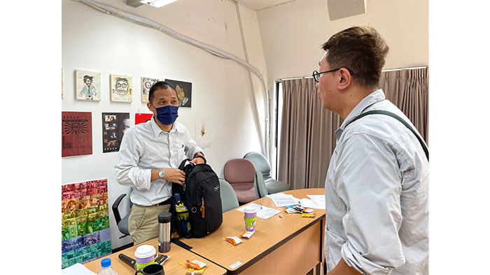 會後助理教授袁子賢與助理教授許勝欽做交流