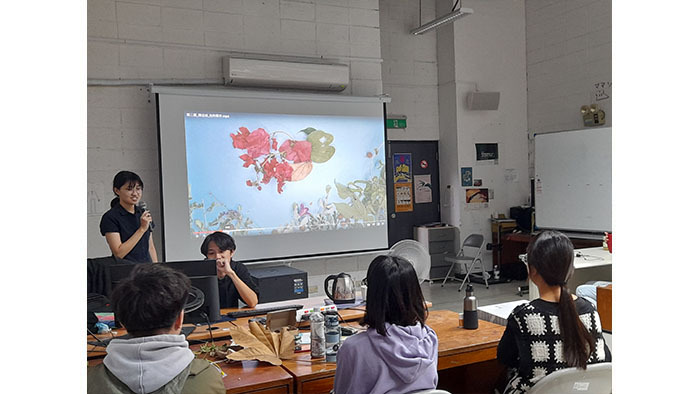 第一次拍攝停格動畫作品的一年級同學—胡書萍與陳岳楨以植物製作了兩隻魚的海底大戰，十分有趣
