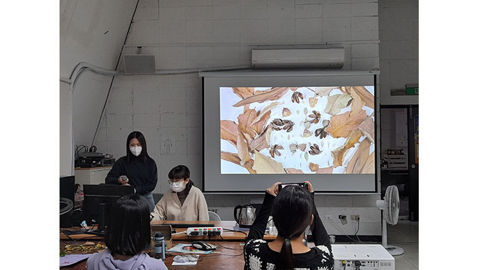 彭郁雯與許瓊文同學以枯葉和果實製作作品，畫面美感讓Raito導演十分讚賞