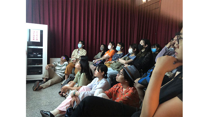 放映廳坐滿了觀眾,甚至坐到地板上。