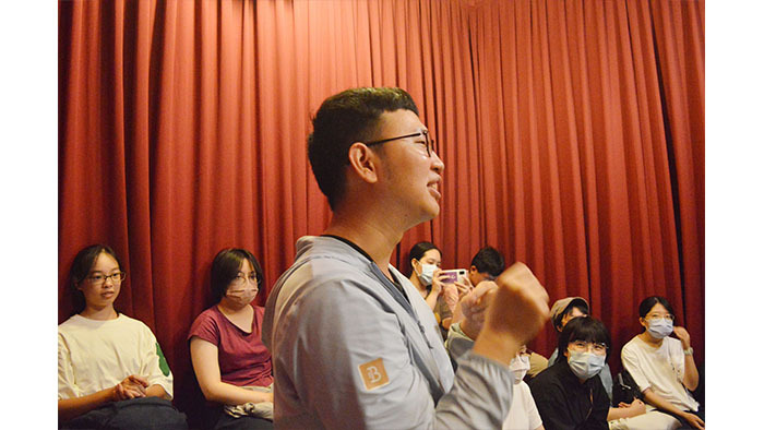校友蔡德宏學長映後分享女性與動畫觀點。