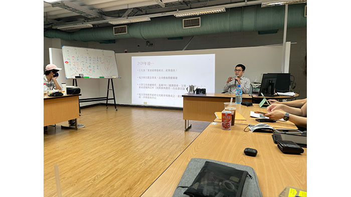 由策展人王振愷分享著自身對於南部藝文生態的觀察