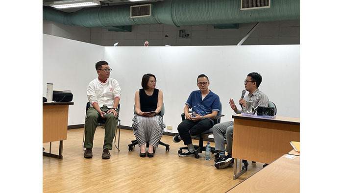 會後三位講者與主持人齊聚一堂,和同學們做問題與討論