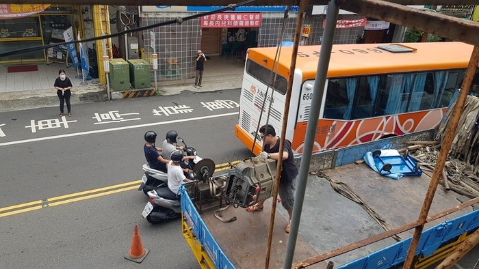 麻豆電姬戲院放映室搶救過程。