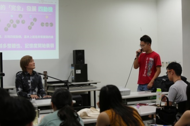 【音樂創作的魔力】黃漢青老師幫同學即興伴奏