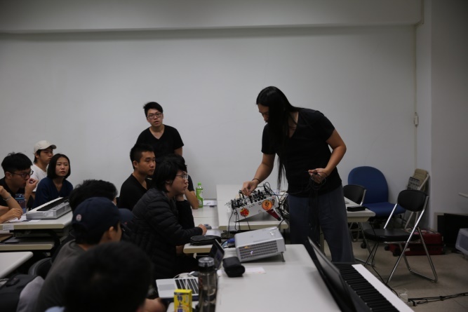 【認識電子合成器-簡史、架構與聲音設計】鍾柏勳老師示範合成器使用
