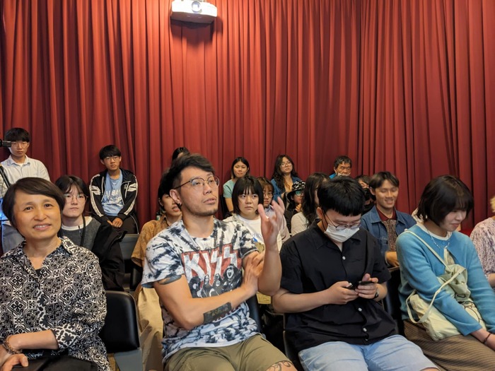 來賓方信凱導演給予了同學們創作上的勉勵