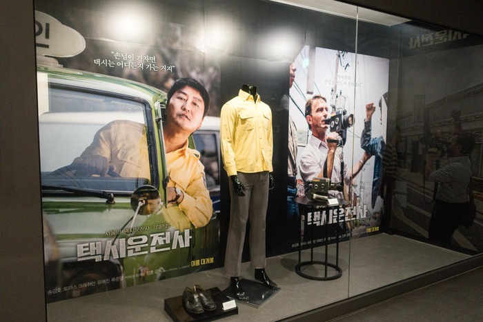 韓國電影博物館內，展示著電影《我只是個計程車司機》戲服、拍攝片花等展覽。攝影／何彥廷