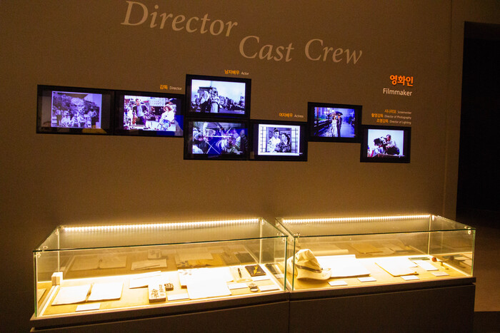韓國電影資料館展著韓國經典中不可缺乏的重要人物：知名導演、演員的手稿、劇本和用品。攝影／孫菁徽
