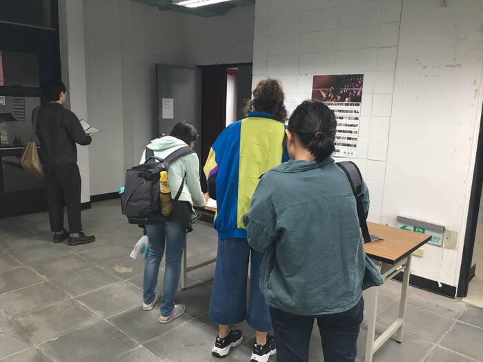 同學們依序簽到入場